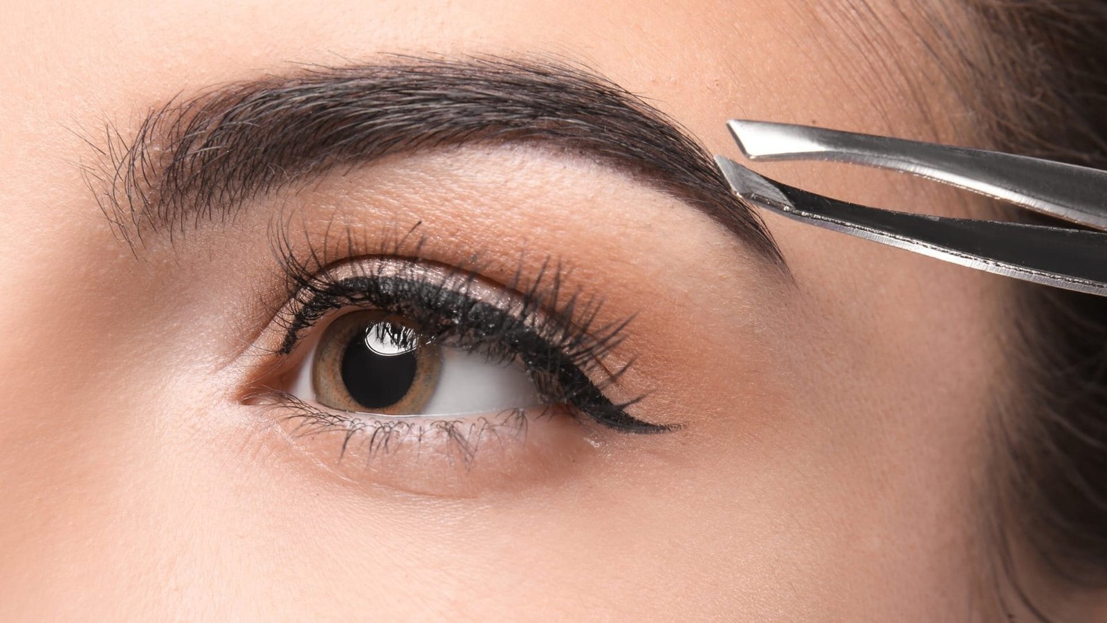 Shape Eyebrows With Eyebrow Shaping Treatment in Kota